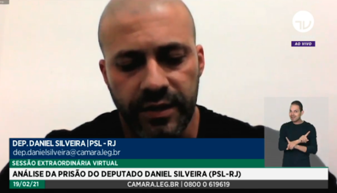 De um batalhão policial na cidade de Niterói (RJ), onde segue preso por incitar atos conta a democracia e o Supremo Tribunal Federal (STF), o deputado Daniel Silveira (PSL-RJ) pediu desculpas cinco vezes por conta de suas falas.

Visivelmente acuado, o deputado alegou em diversos momentos que, no momento em que gravou o vídeo, foi tomado por um momento passional, e afirmou que sua inexperiência como ator público pesou ao dizer o que tinha dito.