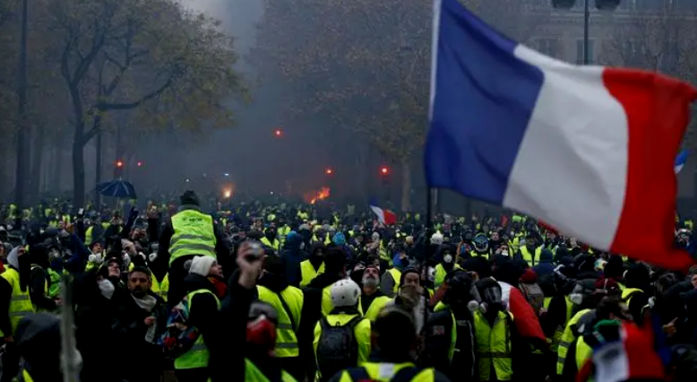 خميس أسود اليوم بفرنسا : إضرابات واحتجاجات على قانون التقاعد