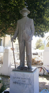 ο ανδριάντας του Σωτήριου Ανάργυρου στις Σπέτσες