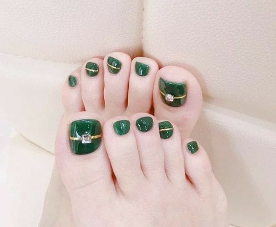 Diseño de uñas para pies verde otoño invierno