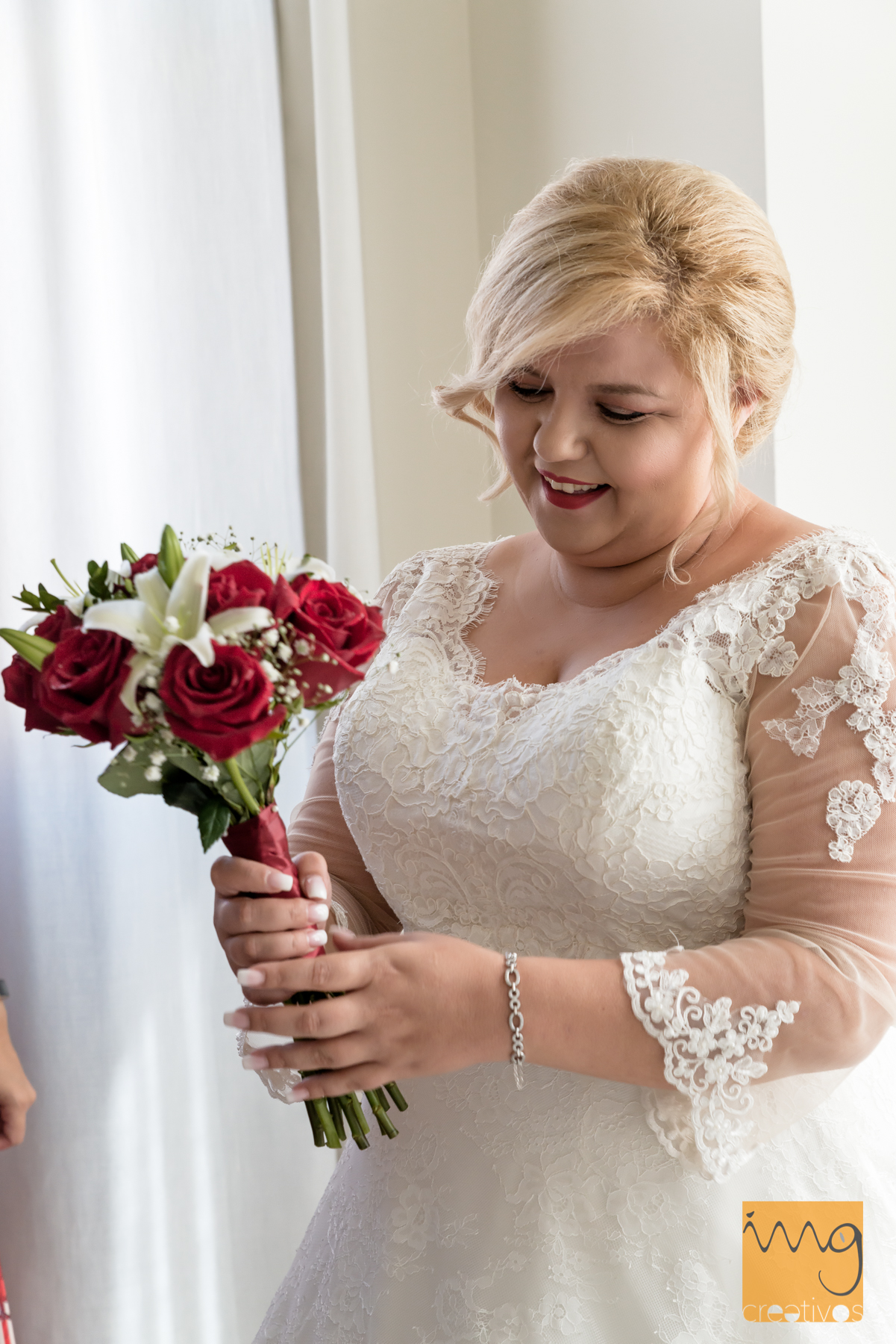 La novia con su ramo de boda