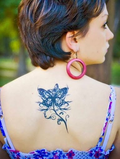 Uma Bela e atraente tatuagem de borboleta para as mulheres na parte Superior Traseira, o seu olhar impressionante, você deve tentar!