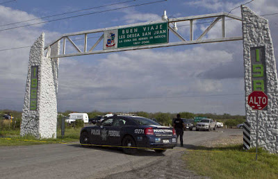El grupo de Los Zetas se atribuyó la matanza de 49 personas halladas el domingo en una carretera que conecta el norte de la metrópoli mexicana de Monterrey con la frontera de Estados Unidos