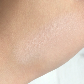 Rimmel Match Perfection Silky Loose Powder in '001 Translucent' Swatch