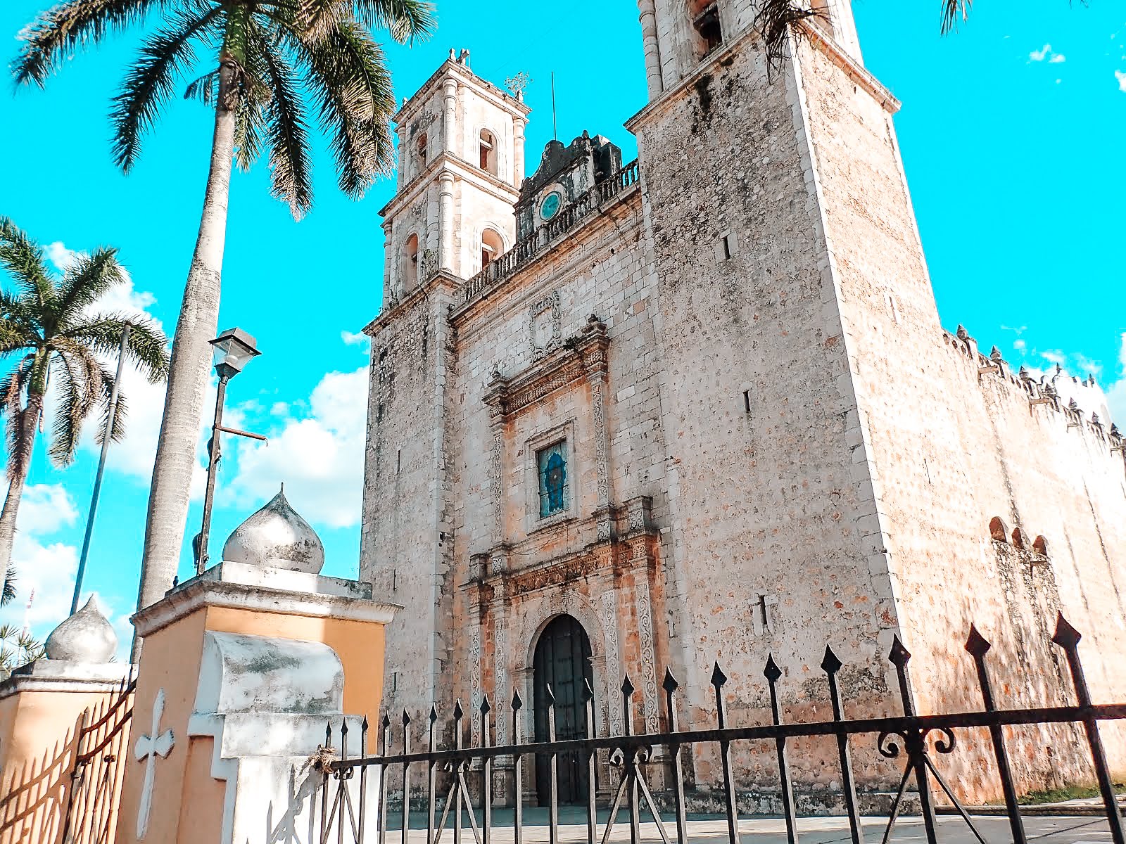 la cathédrale de San Servacio à valladolid au mexique avec deux palmiers devant et ses deux tours avec une croix en son sommet