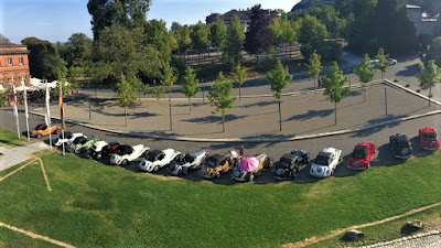 Da janela do hotel, um ângulo diferente para ver os conversíveis esparramados pelo jardim.