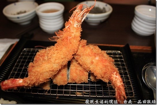 台南品田牧場，這是「沙朗豬排+香酥炸蝦」，光看大概就飽了，王品的餐廳的菜色通常不只講究美味，還注重擺飾。至於味道由於我說了不準，就待各位自己去嘗試後給答案了。要說明一下，所謂的沙朗豬排其實就是里肌肉，就是豬背部中央的肉，肉質一般較細緻並且外圈會夾雜適當的油花，口感相當柔軟，適合用來作成炸排骨、日式炸豬排、薄片煎等料理。