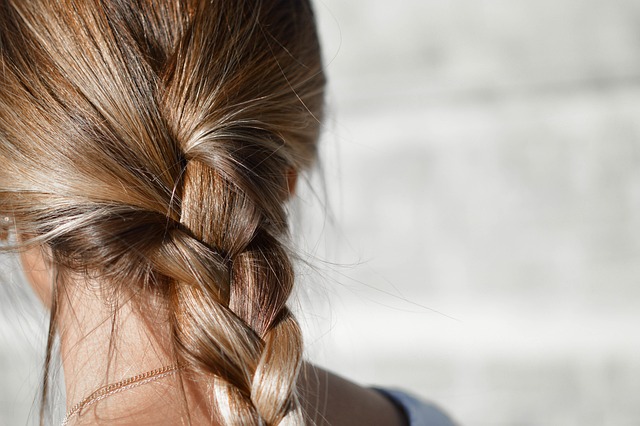 Penyebab Rambut Rontok Pada Wanita