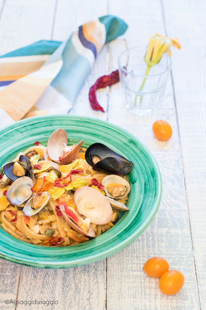 Pasta fiori e frutti di mare