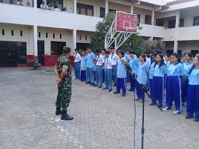 Tingkatkan Disiplin Siswa Siswi SMK Kristen 1 Surakarta, Babinsa Koramil 04/Jebres Latih PBB