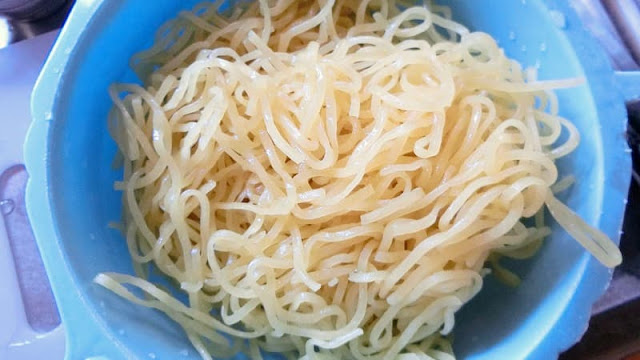 中華麺を湯通しする