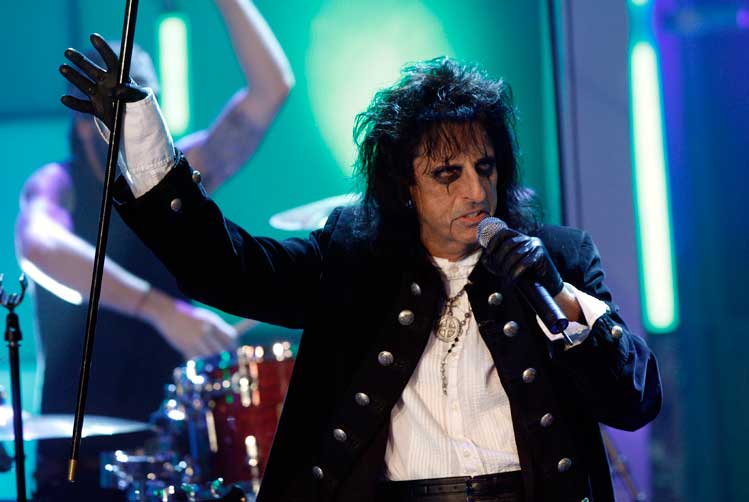 osama bin laden numa numa. Alice Cooper se define como quot;Darth Vader do rockquot; Foto:Hermann J. Knippertz/AP Luís Bissigo | Zero Hora Com voz rouca e serena, Alice Cooper conversou por