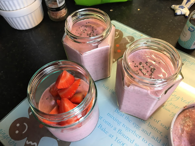 strawberry cheesecake chia pudding