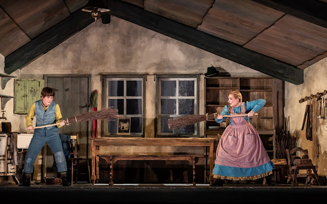 Humperdinck: Hänsel und Gretel - Hanna Hipp, Jennifer Davis, - Royal Opera House (Photo Clive Barda/Royal Opera )