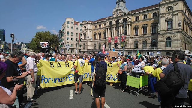 Manifestantes barakaldeses en la marcha por las pensiones durante las fiestas de Bilbao