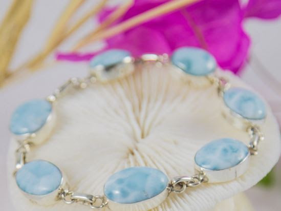 Larimar.com jewelry : The kiss makes you feel great, but also a bracelet.