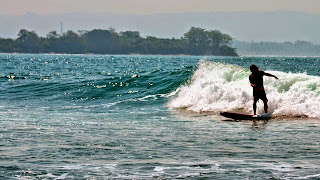 surfing di pantai batukaras
