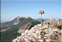 Buzones y vértice en la cima de Peñalta