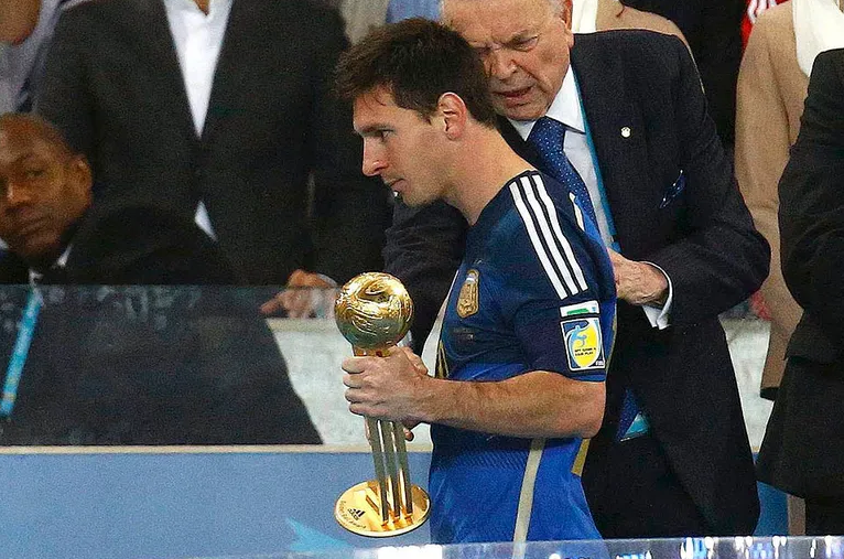 Lionel Messi recibe el premio al mejor jugador del Mundial 2014