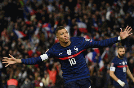 Kylian Mbappé portant le maillot de l’équipe de France