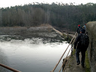 Caminant pel costat de la resclosa i canal de Cal Vidal