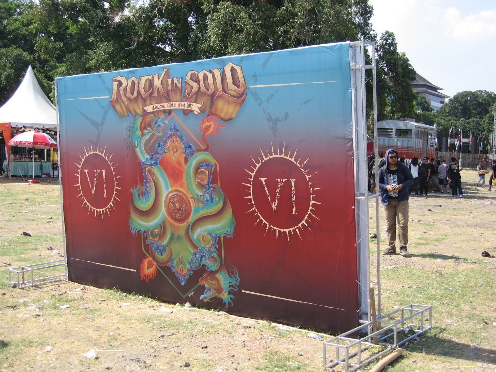 Wall of Fame Rock In Solo 2012 Artwork yang sama digunakan untuk kaos dan bandana Semua orang bisa berfoto di sini namun karena matahari teriknya luar