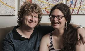 蘿絲和湯瑪斯搬進的遊鐵道景觀的房子， 他們籌劃的婚禮。