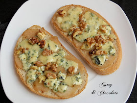 Tosta de pera, queso azul y nueces.