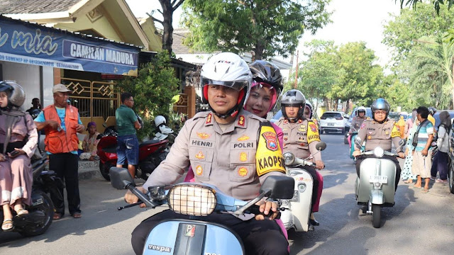 Mengendarai Vespa, Kapolres Sumenep Didampingi Ketua Bhayangkari Tinjau Pos Terpadu dan Posyan