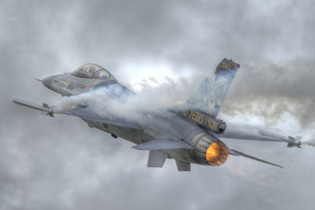 f-16 vapor trail