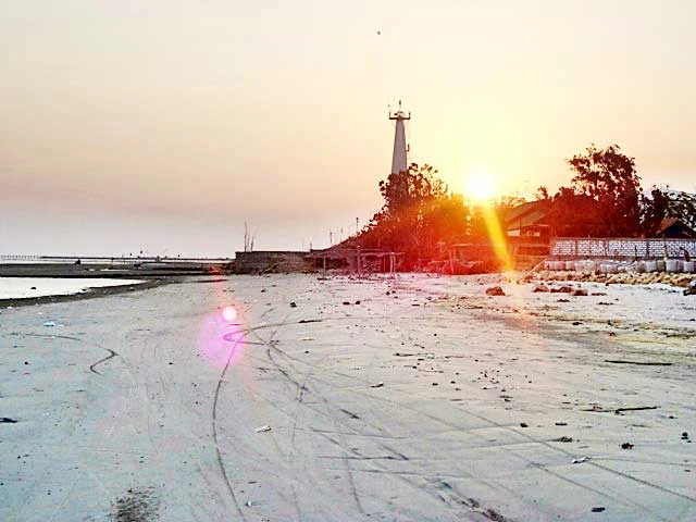 foto pemandangan di pantai cemplong