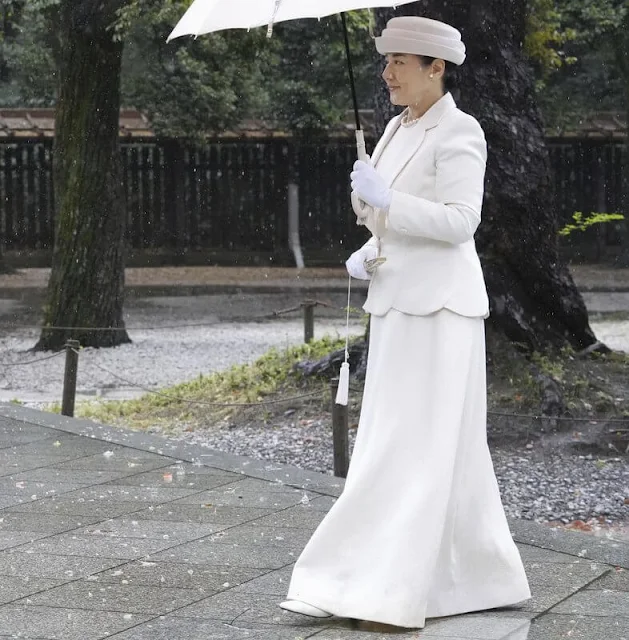 Emperor Naruhito, Empress Masako, Crown Prince Akishino, Crown Princess Kiko, Emperor Akihito and Empress Michiko