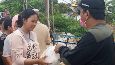 Dansektor 7 Citarum Harum  Bagikan 1.000 Paket Sembako Kepada Korban Banjir Bandung