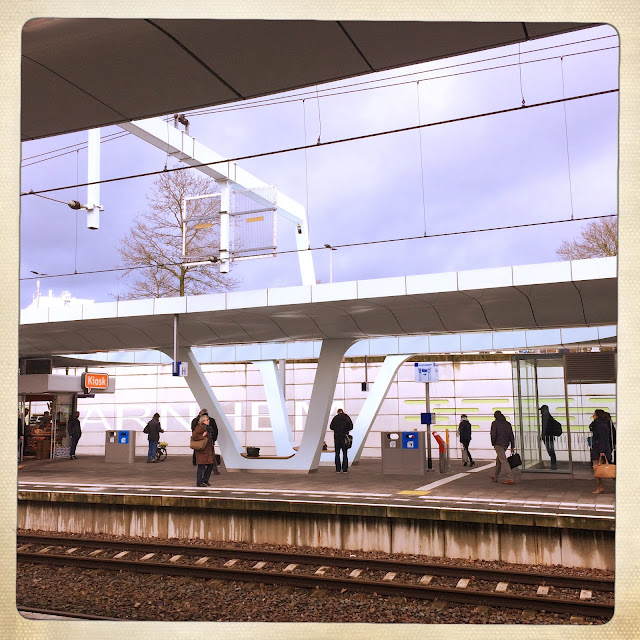 Station Arnhem tegen een indrukwekkende lucht. Hipstamatic: Bo-Kaap + Ina's 1969. Foto: Robert van der Kroft