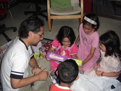 A'isyah opening her presents