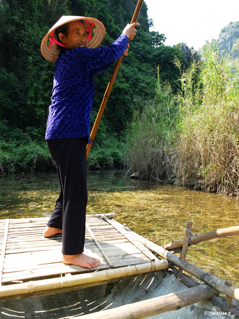 reserve van long ninh binh vietnam campagne baie halong terrestre bateau barque bambou sampan capitaine vieille dame villageoise