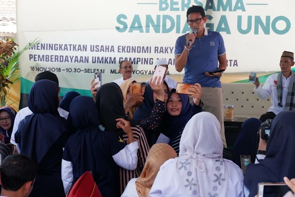 Warga Malah Sibuk Minta Swafoto Saat Sandi Paparkan Program