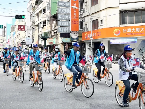 ▲楊曜聰鐵馬拜票車隊，由彰化青年後援會組成，象徵「彰化青年挺曜聰、鐵路高架4年動工」。（記者林明佑翻攝）