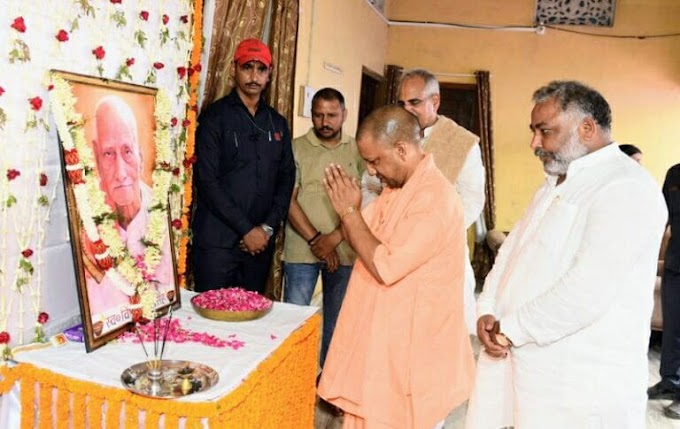 परिवहन मंत्री दयाशंकर सिंह के पैतृक गांव पहुंच मुख्यमंत्री योगी आदित्यनाथ जी उहां के पिता जी के दिहनी श्रद्धांजली।