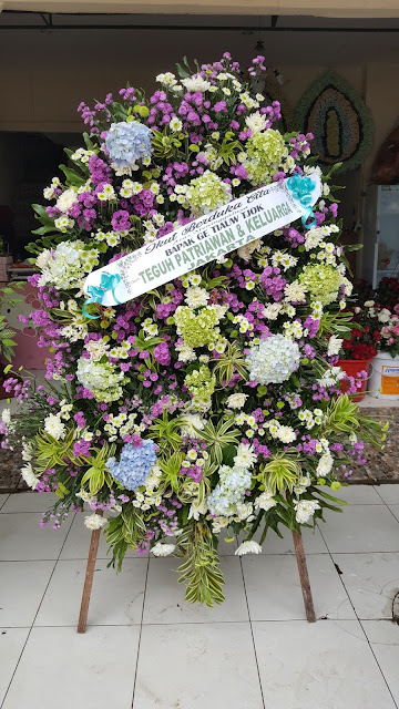 pesan karangan bunga duka cita di surabaya, standing flower di surabaya, harga standing flower surabaya