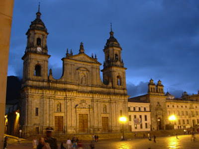 Hay cielos que contrastan y que se hartan de estar atrás: piden, claman, exigen su parte en la fotografía, son cielos ególatras, son cielos urbanos. Plaza Bolívar, Bogotá