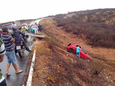 Picuí-PB: Motorista perde controle e carro sai da pista na PB 177.