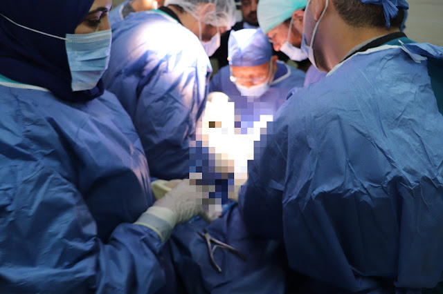 رئيس جامعة سوهاج يجري عملية جراحية دقيقة لطفلة مصابة بشلل ولادي