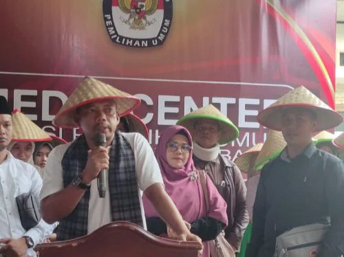 Si Topi Caping Mendaftar ke KPU, Jadi Representatif Petani Sumbar di DPD RI