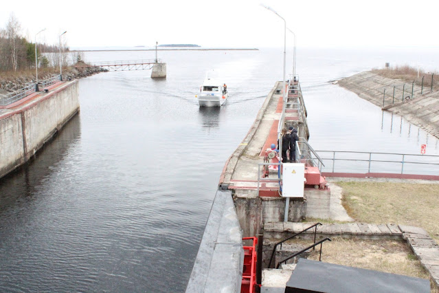 Открыть судоходство по Беломорско-Балтийскому каналу было предоставлено яхте Беата, следующей в Белое море