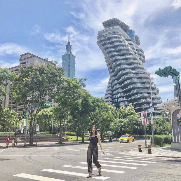 Quận Xinyi đồng thời cũng là nơi tọa lạc của tháp văn phòng Taipei 101 – tòa nhà cao nhất tại Đài Loan và thứ 9 trên thế giới. Nên nói chung khi đến check in ở đây bạn có thể yên tâm là chỉ di chuyển trong trung tâm thành phố, rất tiện đi lại và đến được những điểm tham quan khác nữa.