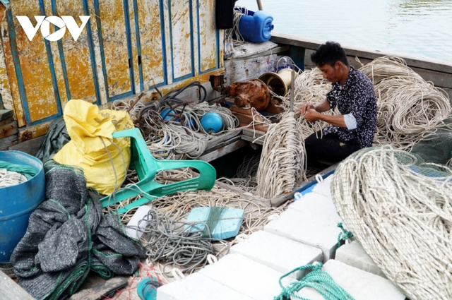 Giá xăng dầu tăng cao, thủy sản giá thấp ngư dân ngại ra khơi - Ảnh 3.