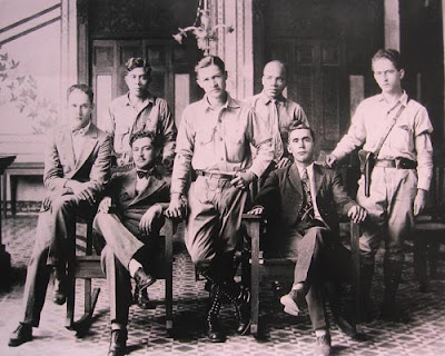 Sentados de I. a D. José de Paredes, Sócrates Sandino, y el periodista José C. González. De pie: Andrés García Salgado, Gregorio Urbano Gilbert y Rubén Ardilla. En el Centro A. C. Sandino, México, 1929