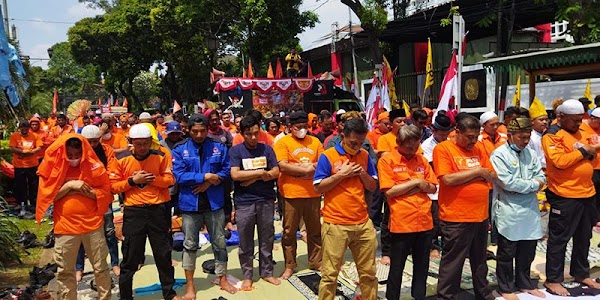 Sebelum Menyerahkan Dokumen, Said Iqbal dan Rombongan Partai Buruh Shalat Jumat di Depan Kantor KPU RI