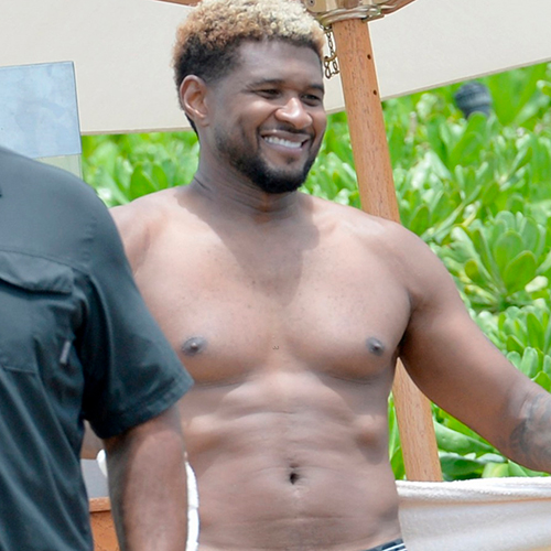 Usher sorrindo em foto sem camisa